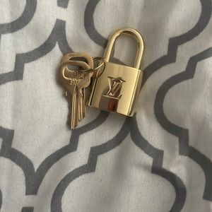 Lock & key set louis Vuttion authentic can ship next business day